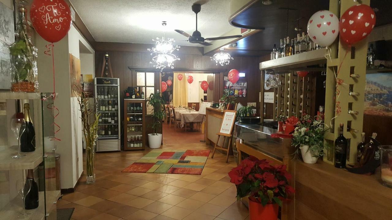 圣伊拉里奥酒店 罗韦雷托 外观 照片
